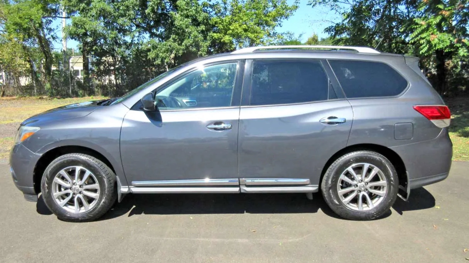 2014 Nissan Pathfinder 4WD SL SUV seven seats priced at 10,800 photo 5