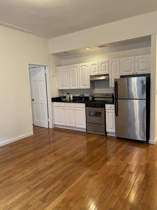 纽约曼哈顿中城近帝国大厦一室一厅出租2700月包水暖