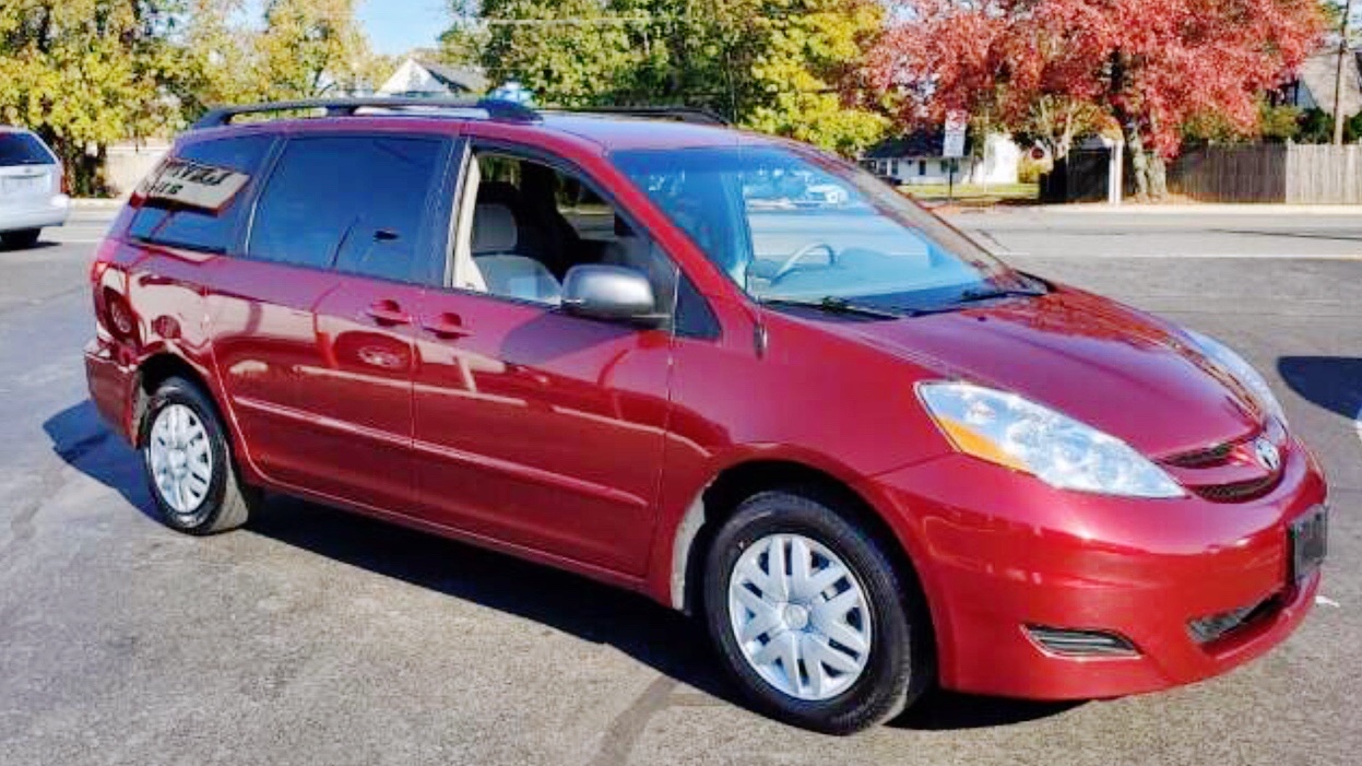 2008 Toyota Sienna, eight seats, priced at 9,495