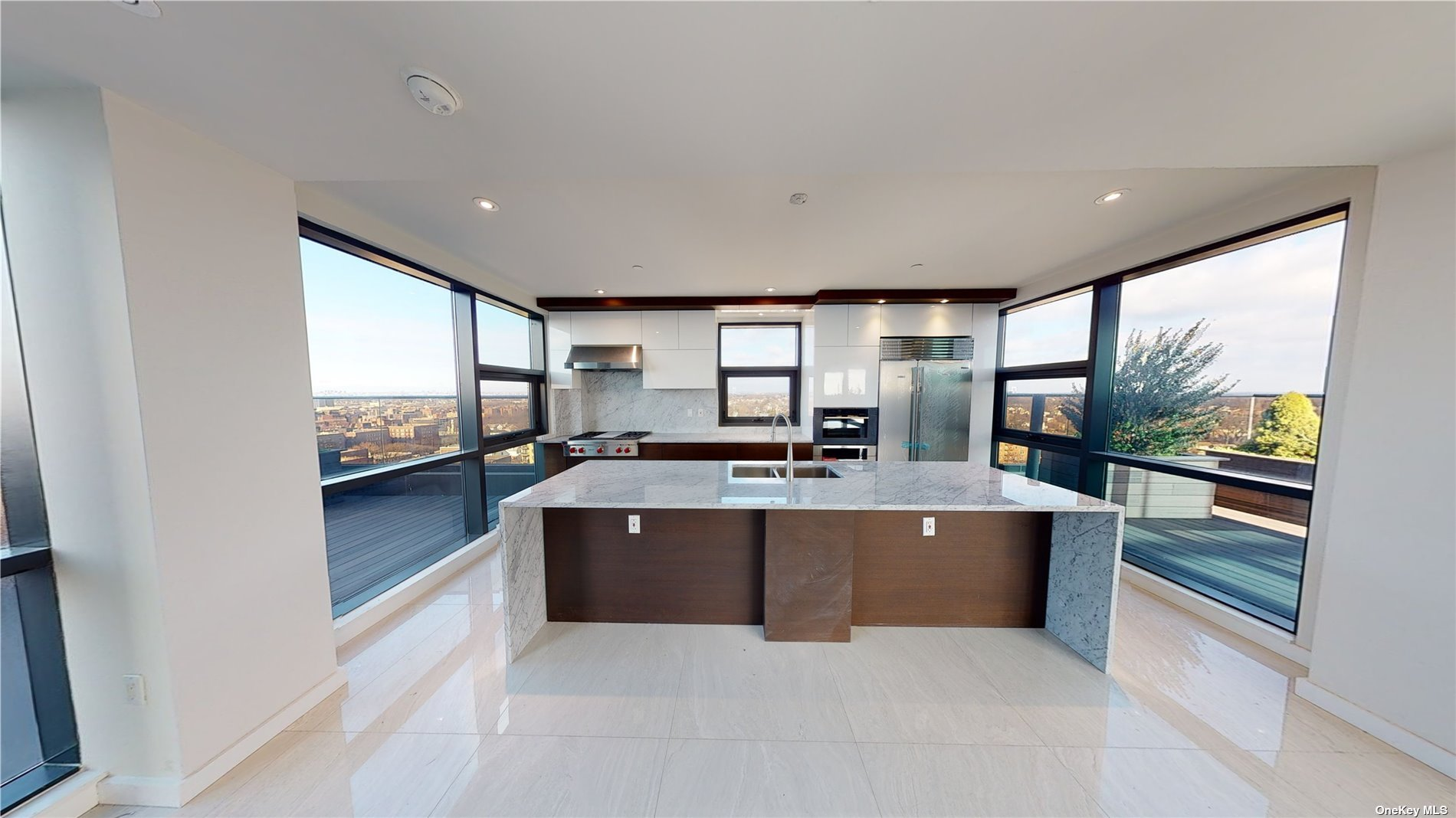 即买即赚，法拉盛唯一的三层楼中楼豪宅加空中花园