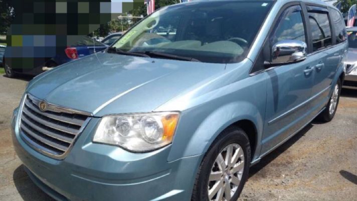 2008 Chrysler Town & Country Touring priced at 8350