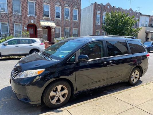 2012 sienna FWD LE 8W mileage, good condition
