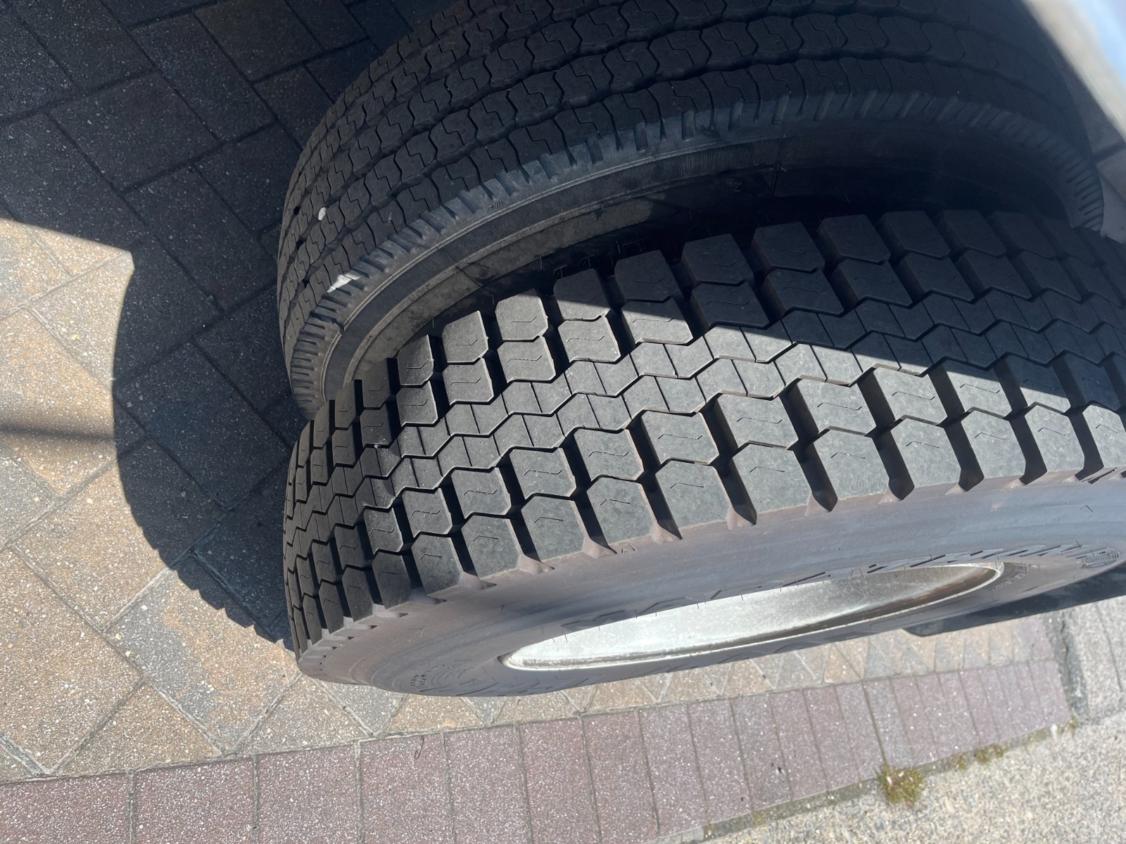 ---Used 2005 HINO diesel truck 18-foot box for sale No commercial driver's license required --- photo 5