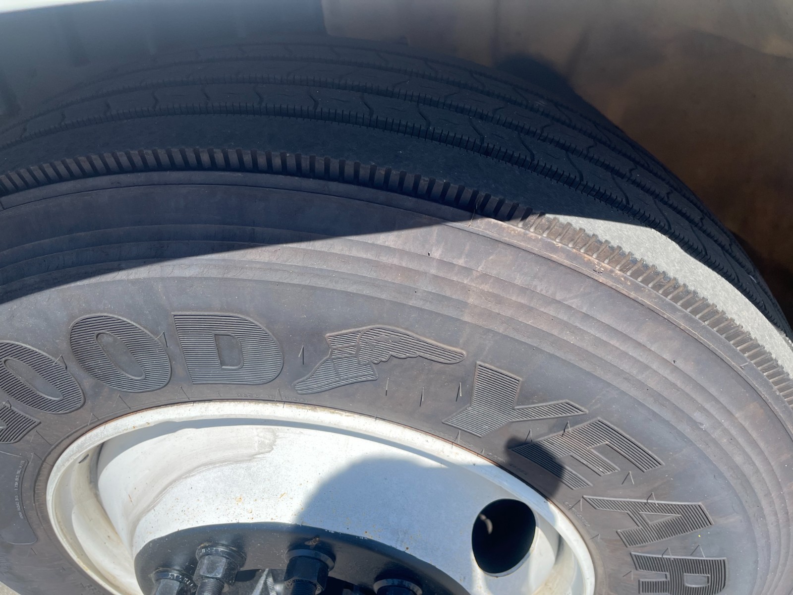 ---Used 2005 HINO diesel truck 18-foot box for sale No commercial driver's license required --- photo 1