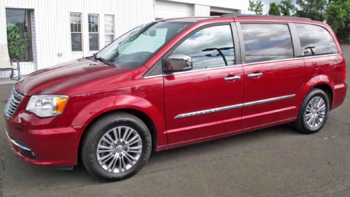 2014 Chrysler Town & Country Touring priced at 9650