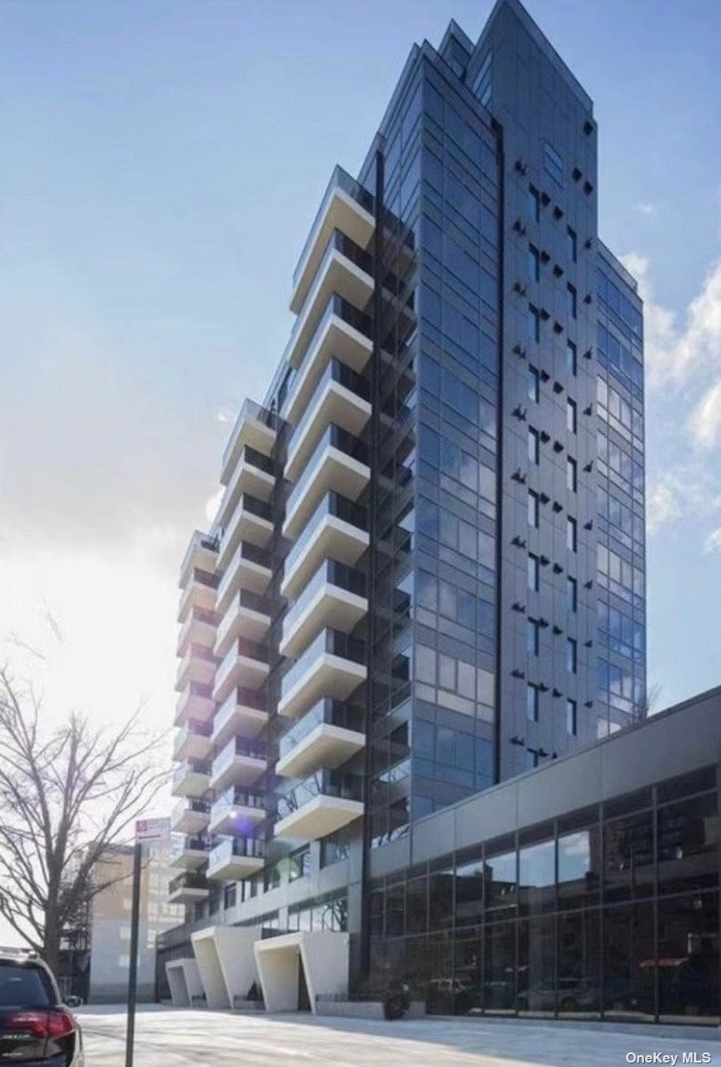 即买即赚，法拉盛唯一的三层楼中楼豪宅加空中花园出售