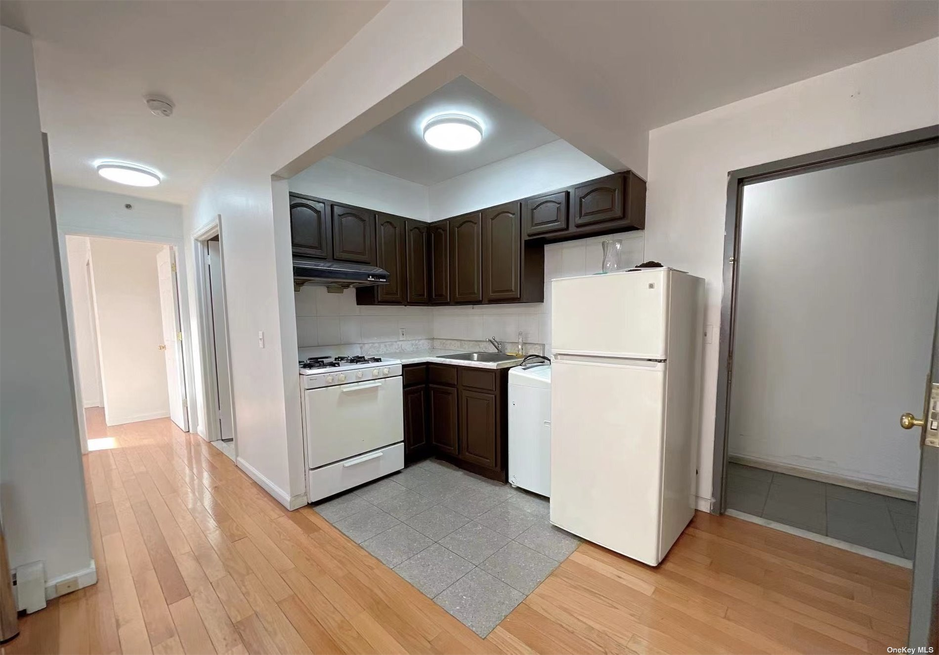 法拉盛大学点2卧1卫Condo出售