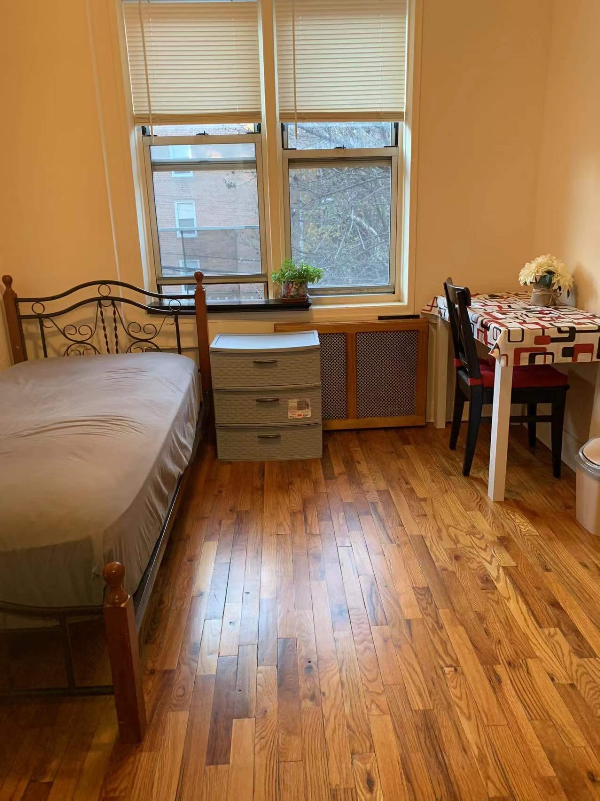 🍀 Low price 90% new single bed table 🍀With actual pictures