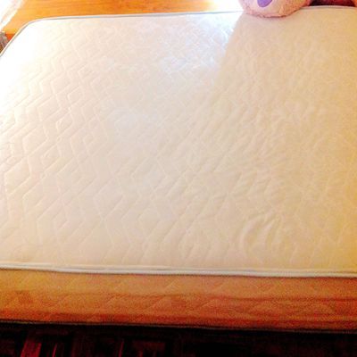 出售九成新fullsize床垫一个