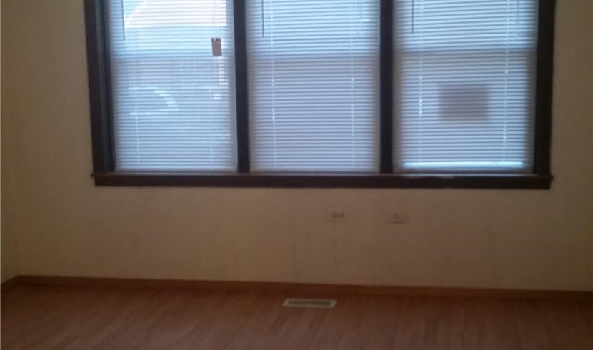 Newly renovated four-bedroom and three-living room for rent, new refrigerator and stove, newly installed central air-conditioning and heating photo 4