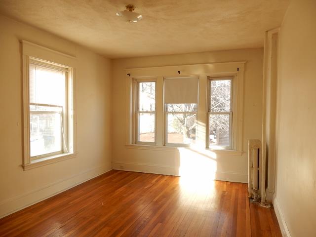 【Brighton】【免中介费】三室两厅 3025 近BC-- 9月1