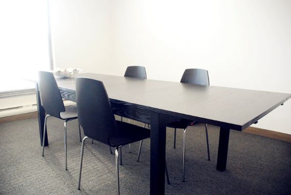 全新可伸缩大餐桌, 最多可坐12人