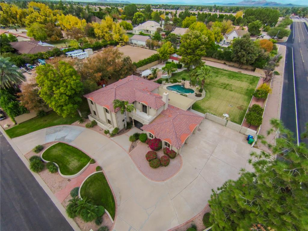 STUNNING LUXURY ESTATE ON ALMOST 1 ACRE