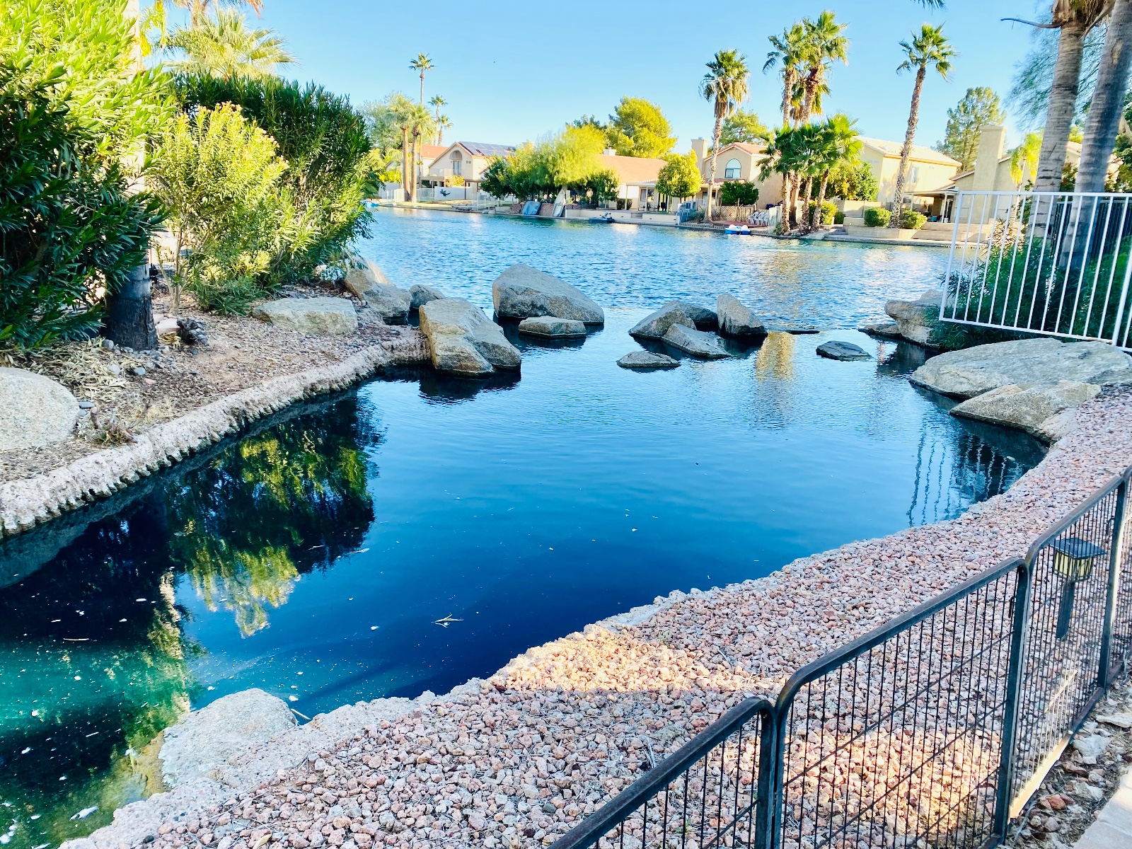 凤凰城湖边别墅