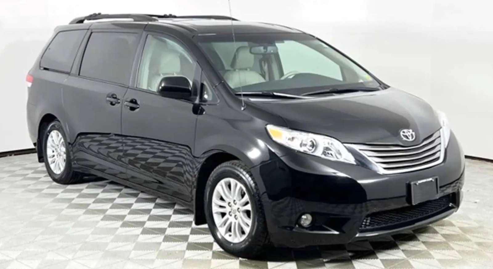 2014 Toyota Sienna LE Toyota eight-seater, priced at 13,850