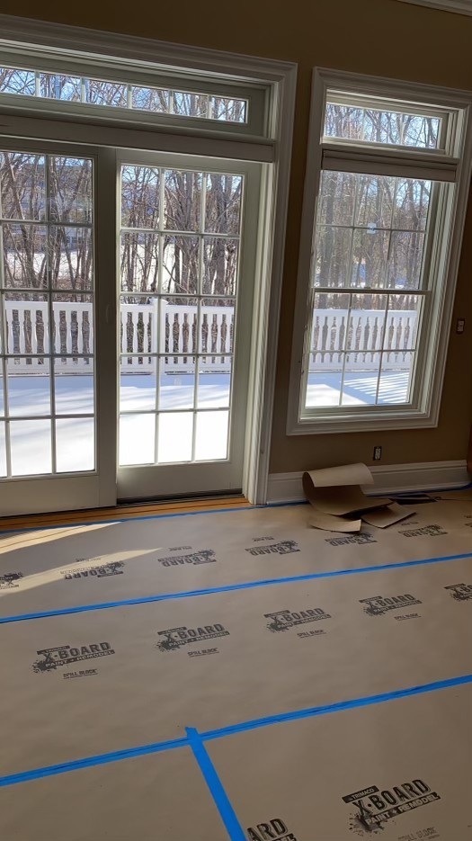 功夫精湛的门窗木工师傅安装新式保温门窗