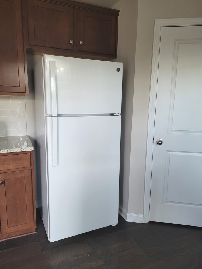 美国制造GE冰箱出售，上急冻，如新!