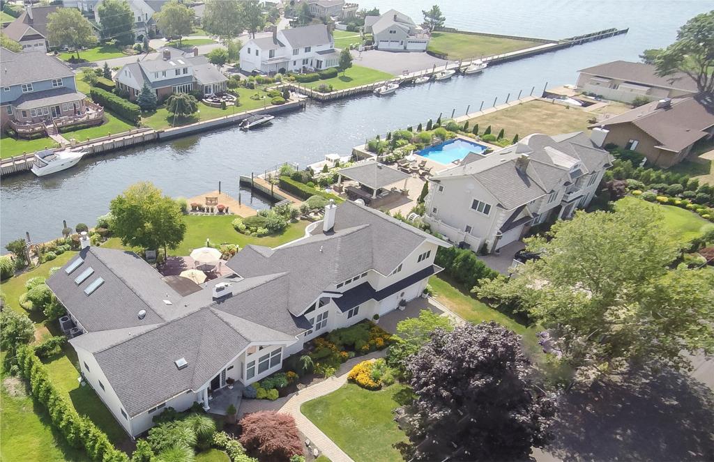 West Islip-Magoun Landing Waterfront Post Modern