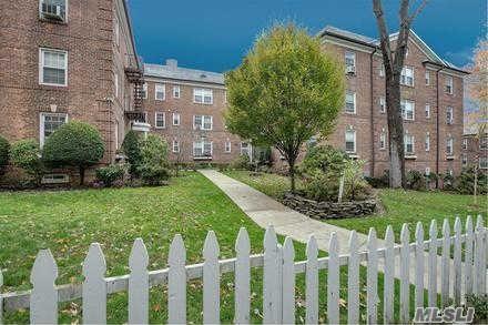 Great Neck 3 BR / 2 BA Tons of Storage - Near LIRR