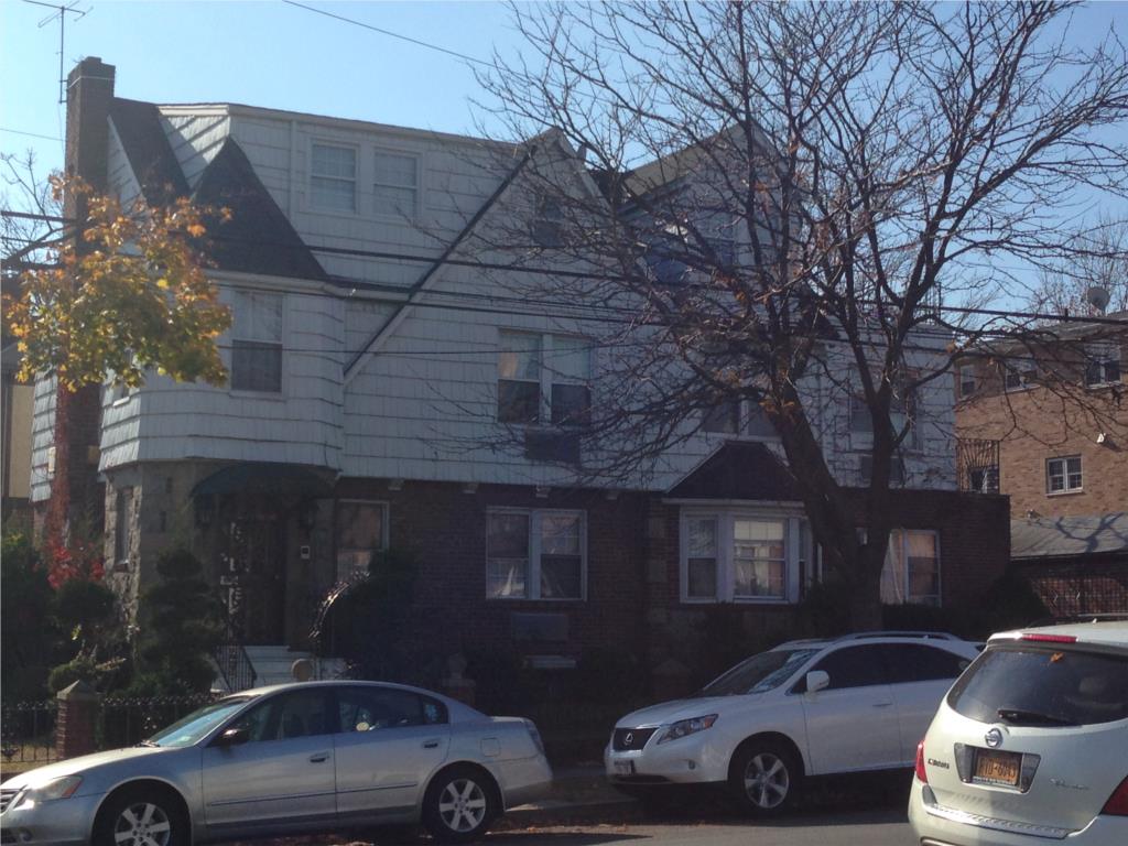 LARGE HOME MINUTES TO MAIN STREET FLUSHING !!