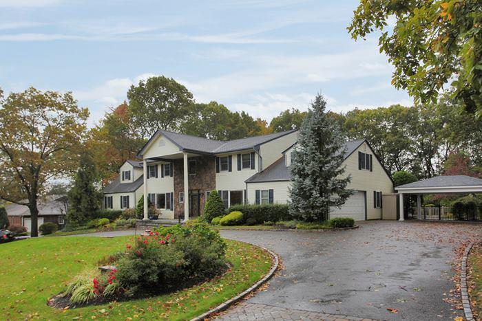 LARGE COLONIAL in SYOSSET SCHOOLS