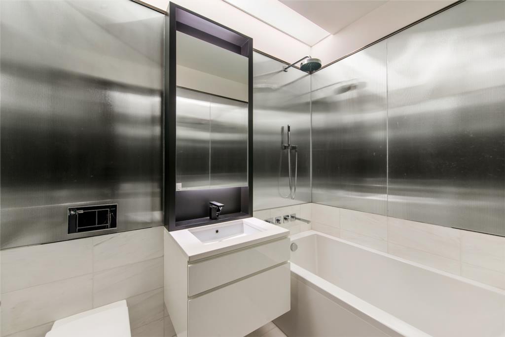 Luxurious 2 Bed Apartment Centering NY Skyline