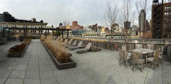 One immense Bed Apt plus Home office features