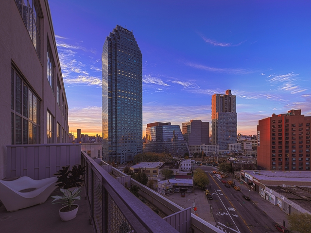 长岛市（Long Island City）大面积顶层公寓