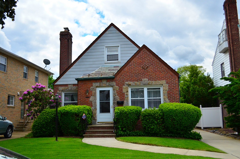 5820 220th Street Bayside 小别墅，环境优美