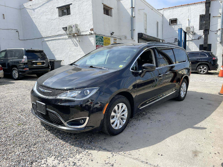 Buy used cars at high prices, sell 2017 Chrysler Pacifica Touring-L