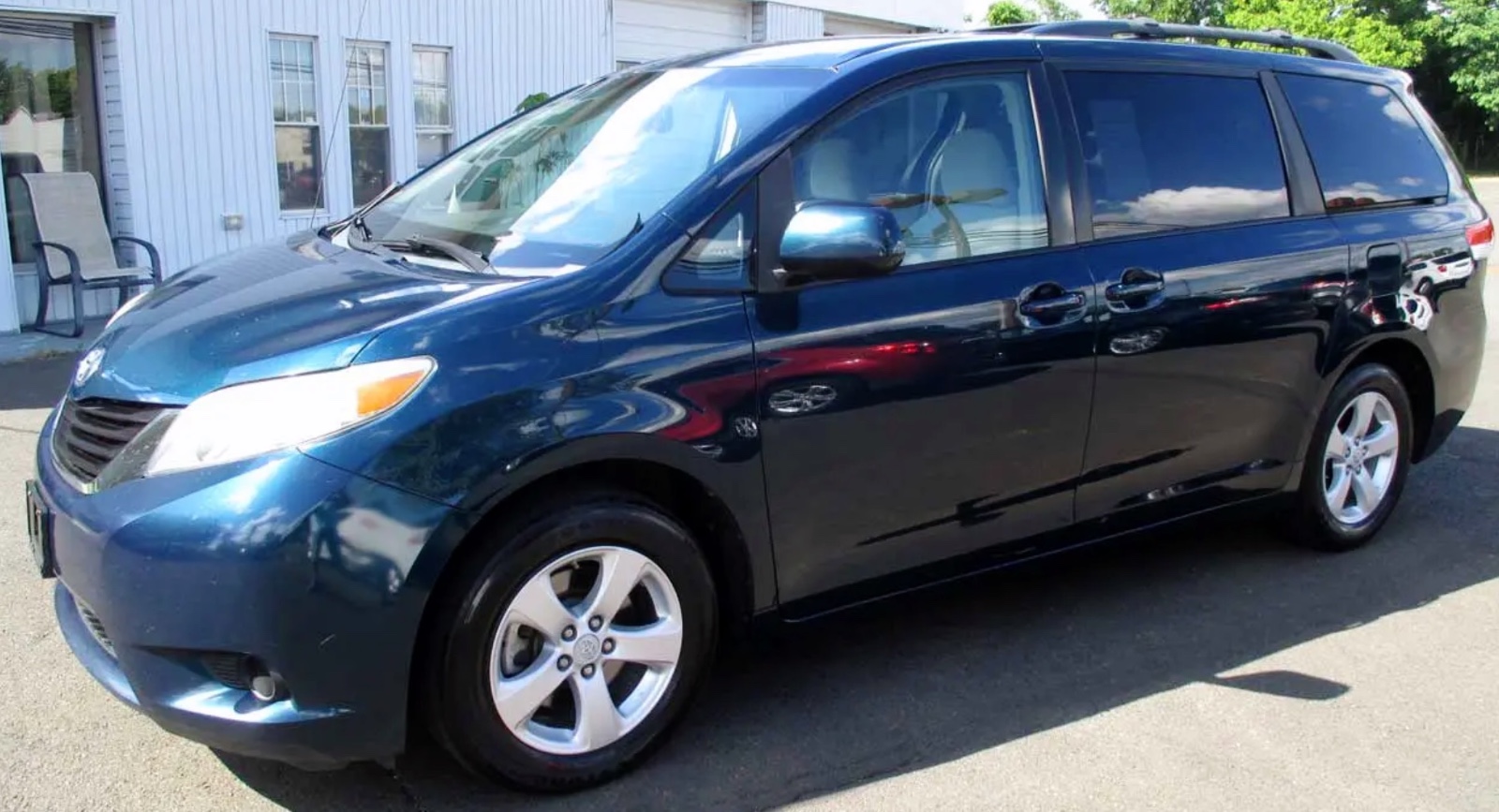 2011 Toyota Sienna LE Toyota eight-seat, priced at $12,900
