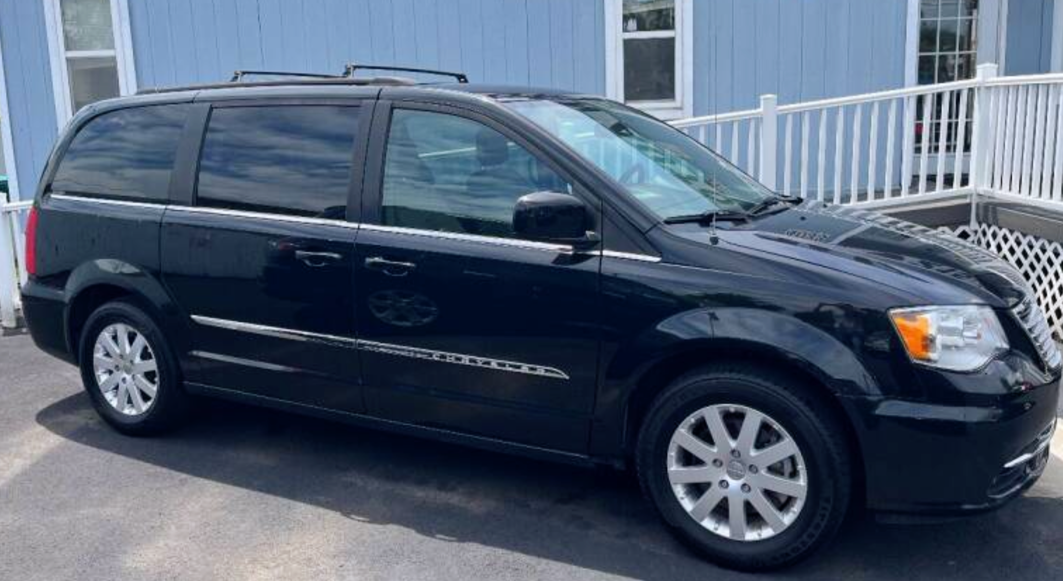 2016 Chrysler Town & Country Touring $16,995