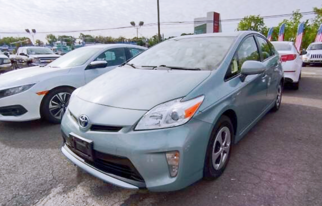2014 Toyota Prius Hybrid Prius gasoline-electric hybrid sedan, priced at $17,250