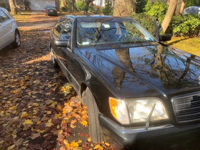 The classic MB S420 is in very good condition. The first-hand owner reluctantly sold it and it was well maintained.