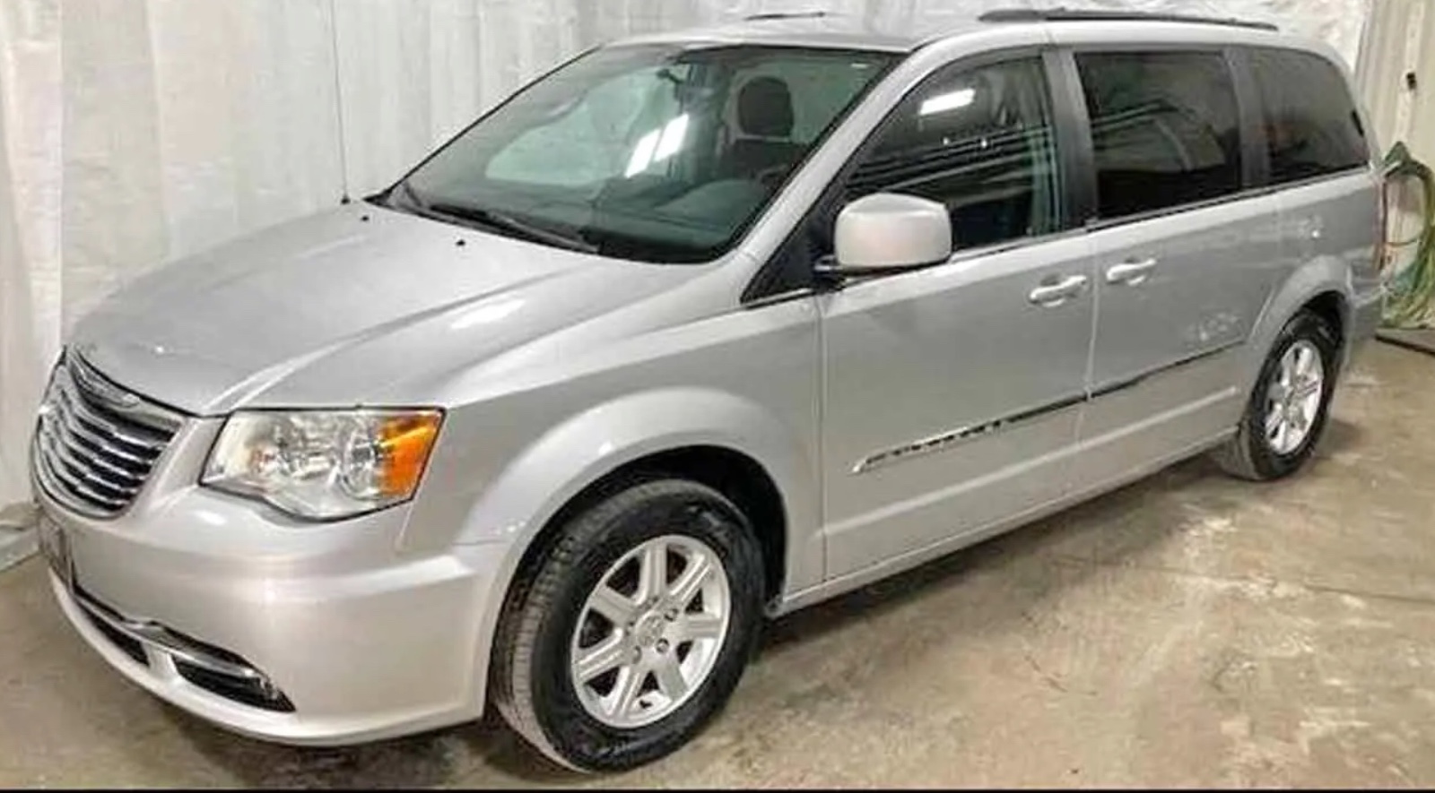 2011 Chrysler town & Country Touring price 9800