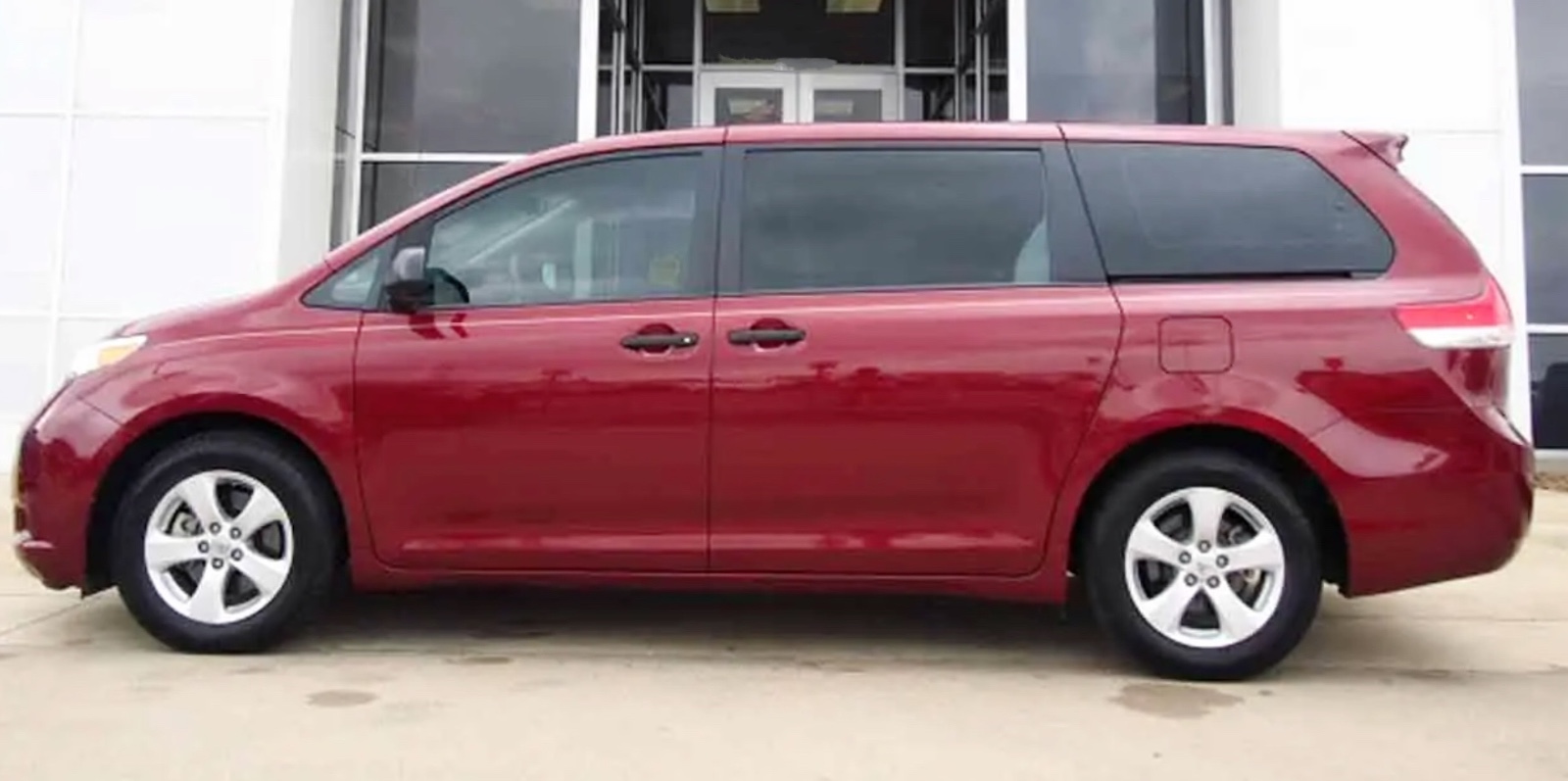 2014 Toyota Sienna XLE priced at 16,995