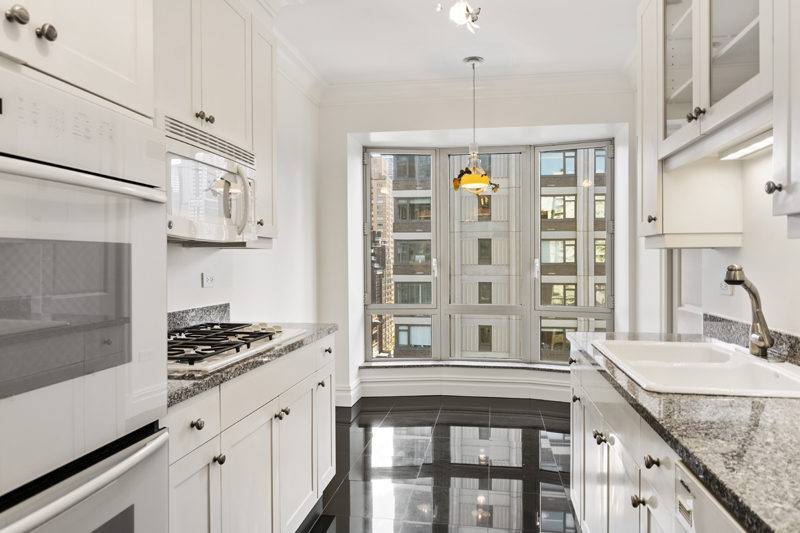 商業樓售：781 Eighth AVENUE 約8613呎，售$948萬，100%出租率，還剩5年租期空店面租售：106 Duane St 街面店鋪約3000呎+，地下室約2500呎，售$329萬，租$14,500/月公寓住宅租售：340 East 23rd Street #5F，一房一衛，售 $95萬，約638平方英呎商業地產租售：商業樓宇，辦公寫字樓，商業鋪面，賓館酒店，倉庫，購物中心，土地，