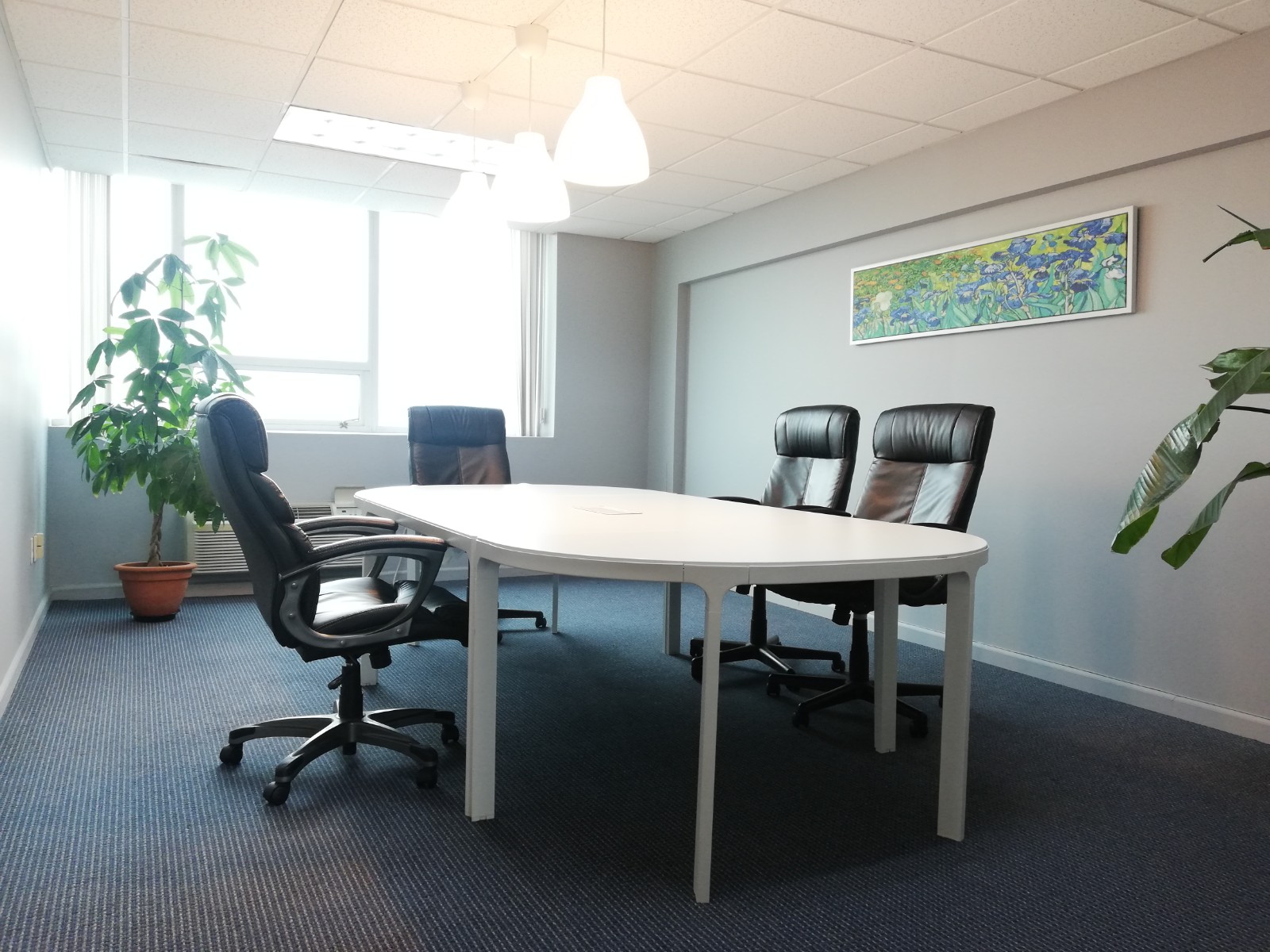 网路电费全包! 免费停车! 宽敞,明亮办公室正在出租!