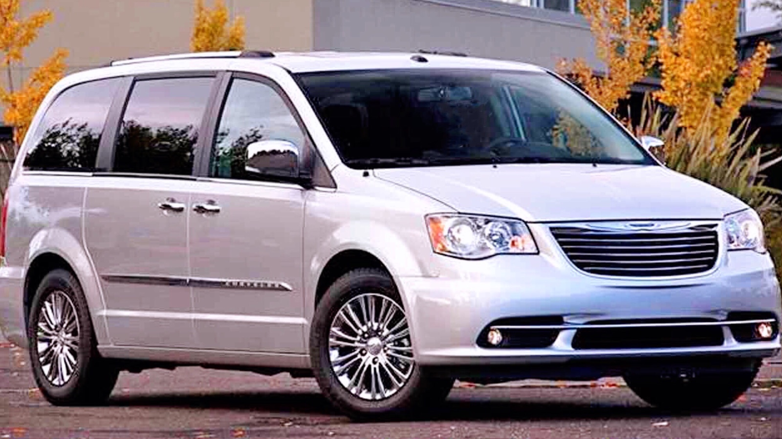 2012 Chrysler Town & Country Touring priced at 7800