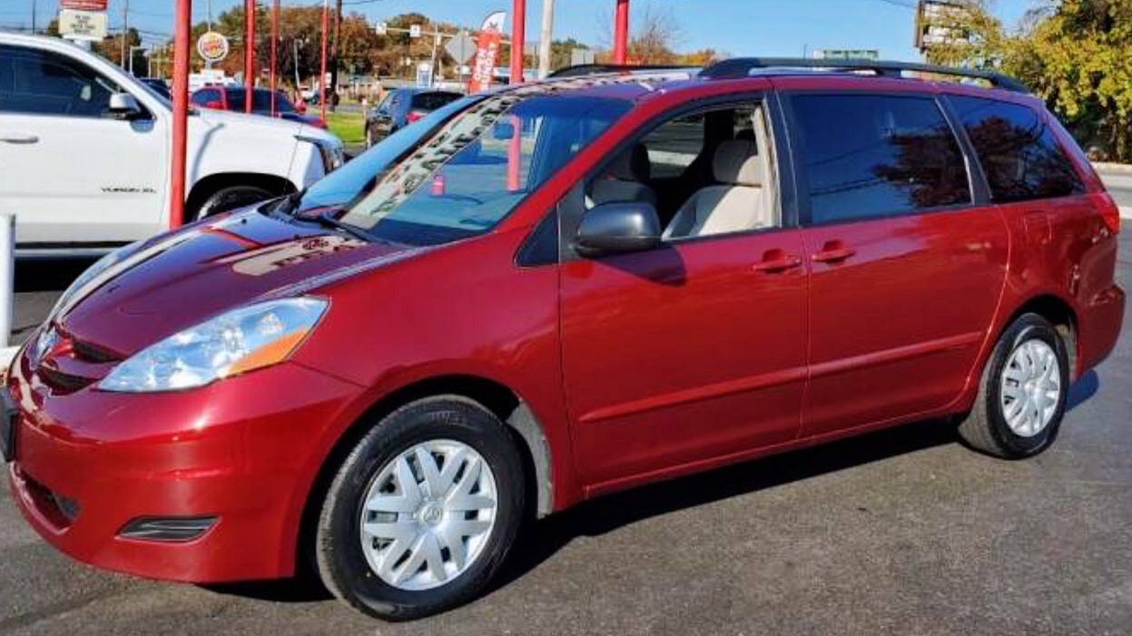 2008 Toyota Sienna, eight seats, priced at 9,495