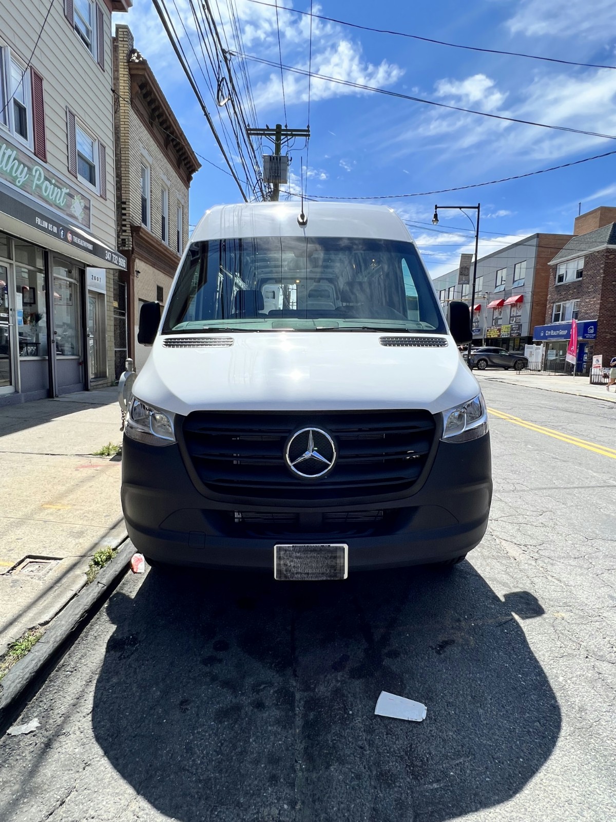 Specializing in minivan CARGOVAN passenger and cargo, both high and low roofs, modified RV, nail massage shop decoration