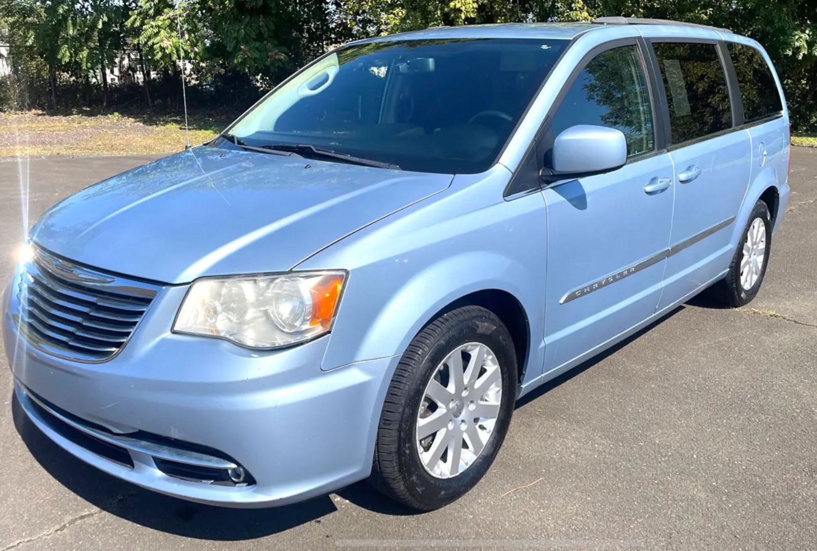2013 Chrysler Town & Country Touring Chrysler seven-seater, priced at 9850