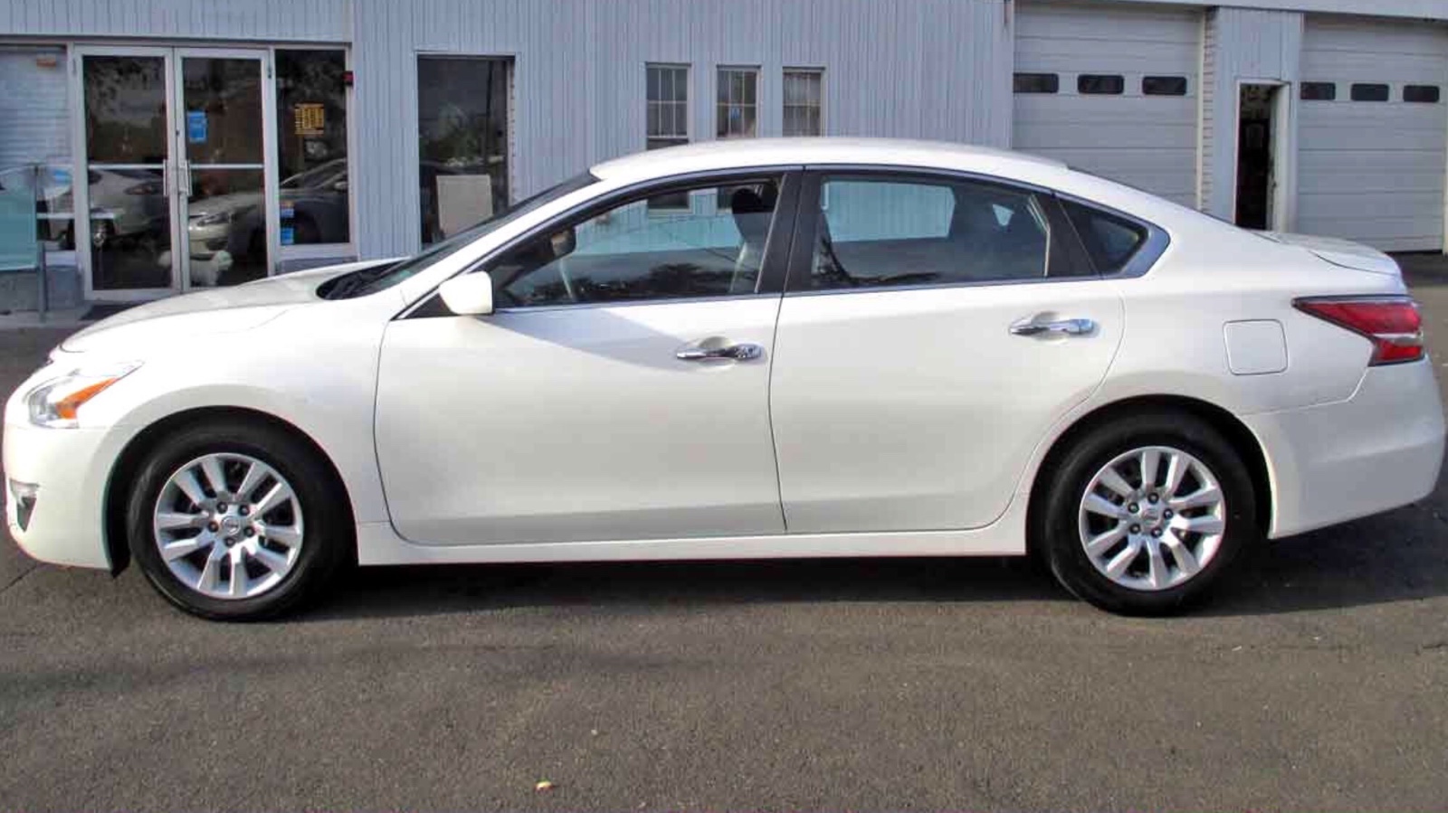 2014 Nissan Altima priced at 10,800