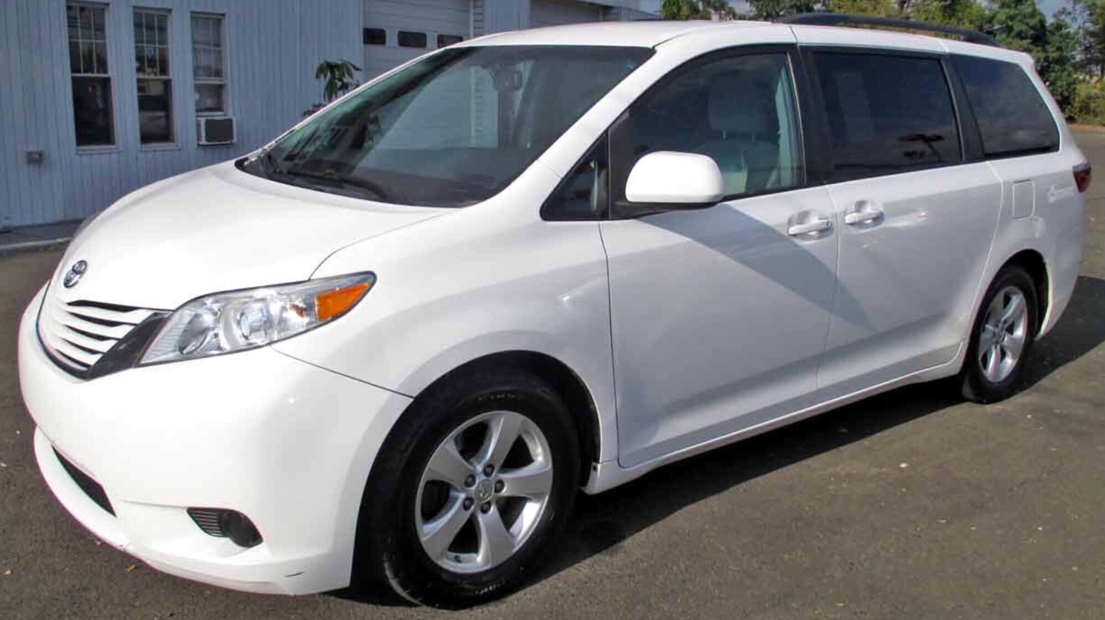 2015 Toyota Sienna LE Toyota eight-seater, priced at 15,500
