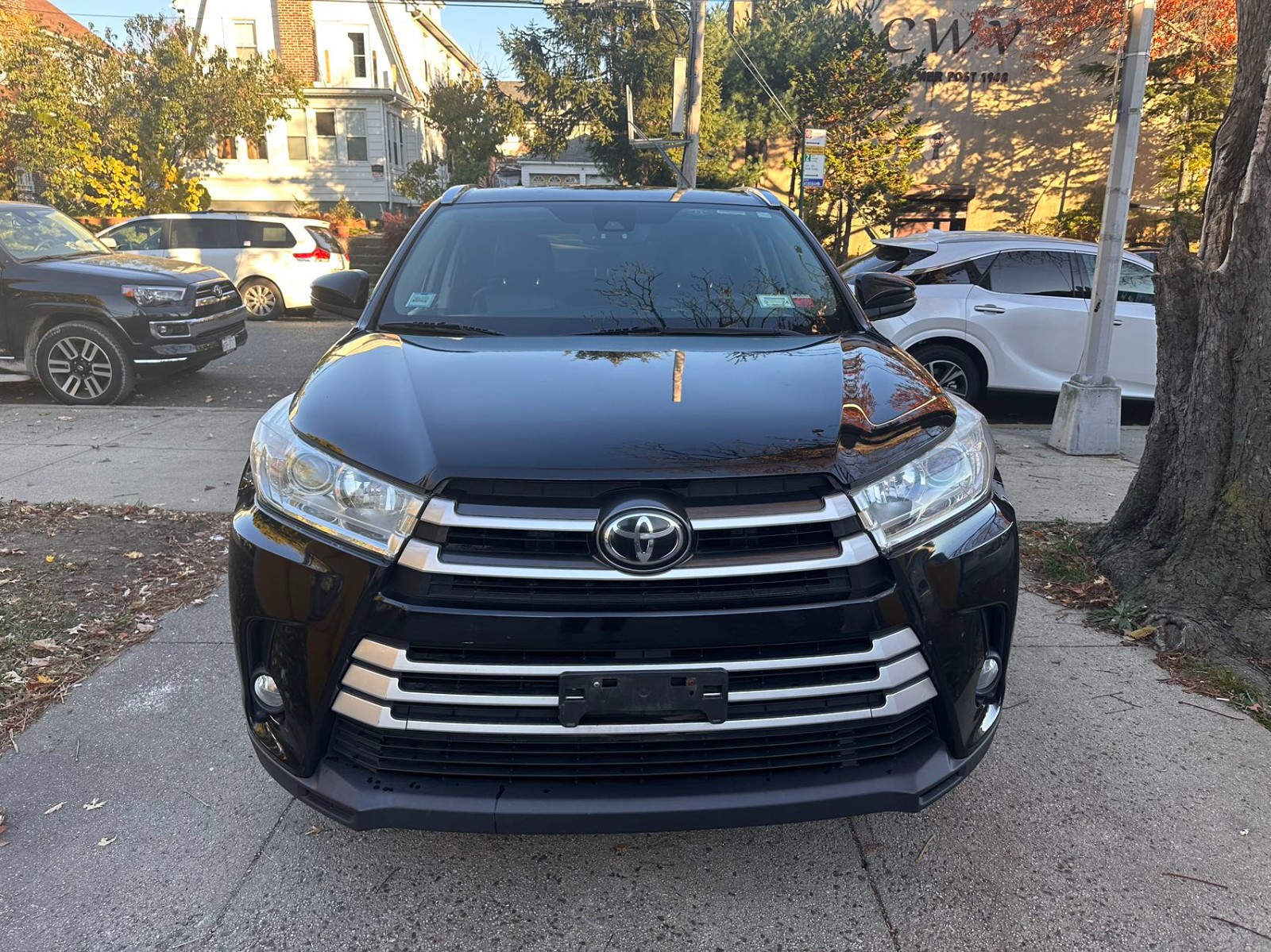 2017 Toyota Highlander XLE Leather Sunroof, One Owner Accident-Free!