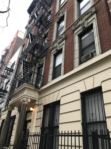 纽约曼哈顿东村和中城大量战前楼梯公寓楼出租