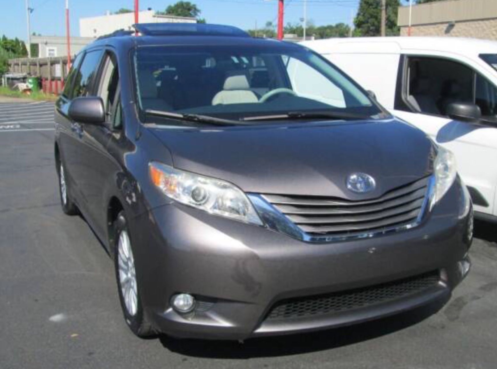 2012 Toyota Sienna XLE Toyota eight-seater, priced at 16,995
