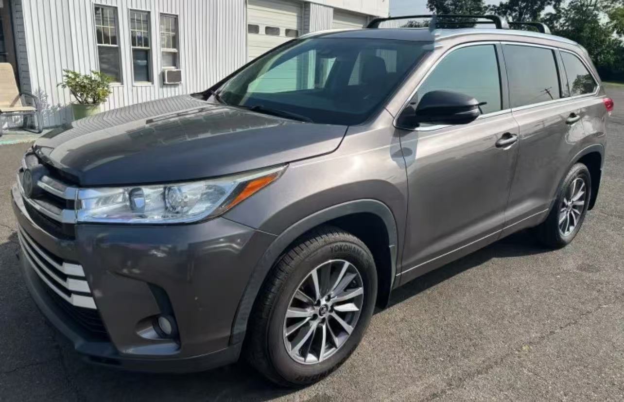 2017 Toyota Highlander XLE Toyota Highlander SUV seven seats priced at $19,850
