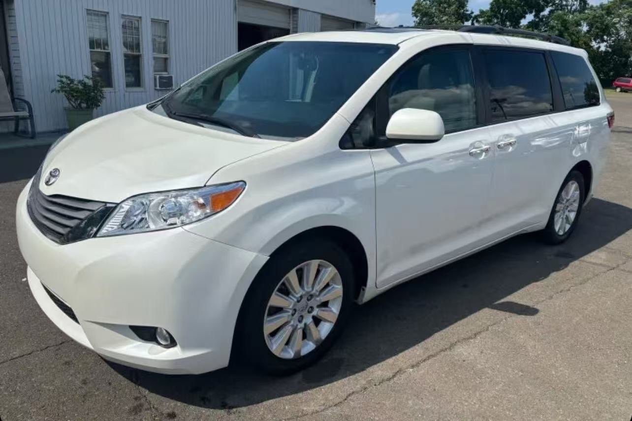 2015 Toyota Sienna XLE 7-Passenger Toyota seven-seater priced at 13,980