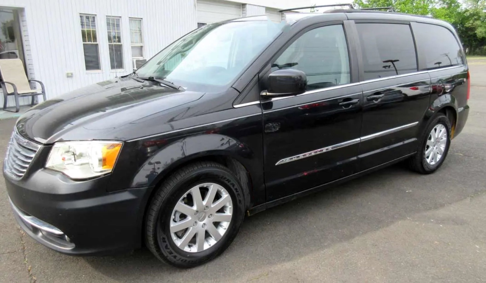 2014 Chrysler Town & Country Touring Chrysler seven-seater, priced at 9,800
